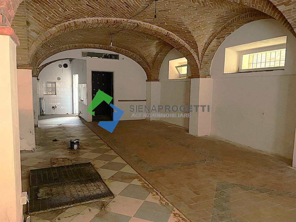 Fondo commerciale in Via dei Rossi, Siena