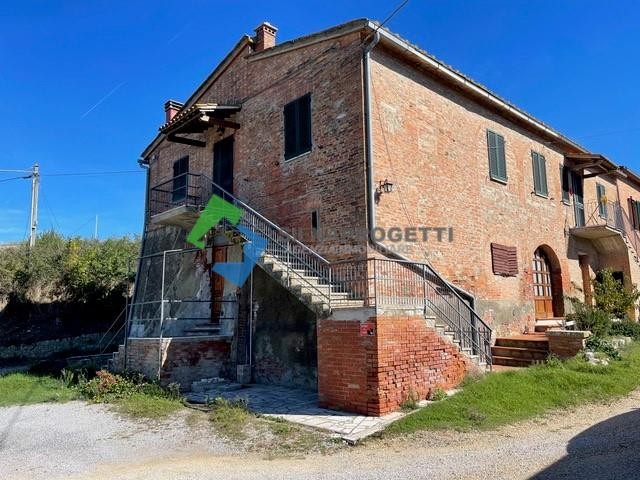 Nello splendido scenario delle Crete Senesi, a metà strada tra Siena ed Asciano, vendesi porzione di casale con annesso magazzino più un terreno agricolo di circa 1 ha. Richiesta € 350.000 trattabili