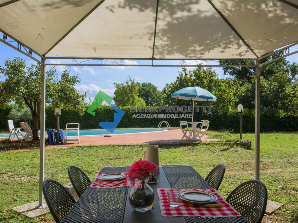 Porzione di antico casale con piscina privata ed ampio parco a Sovicille, Siena.