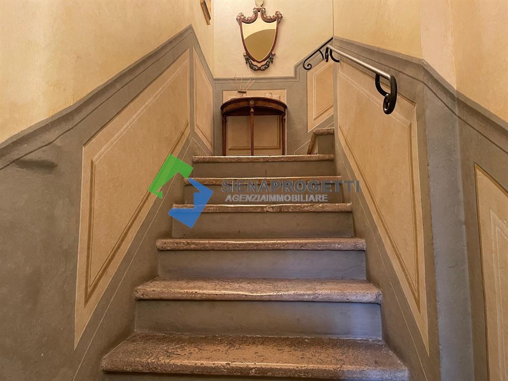 Prestigioso appartamento finemente ristrutturato nel Centro storico di Siena.