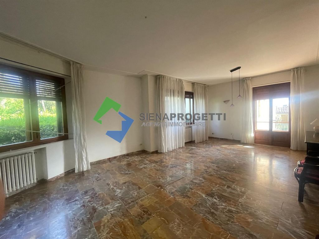 Spazio, Indipendenza e Potenziale Unico: Elegante Appartamento con Grande Garage e Resede Privato a Siena Nord.