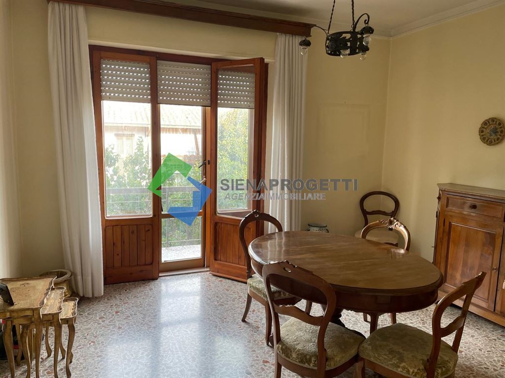 Appartamento luminoso con garage e cantina nel centro di Sovicille, Siena.