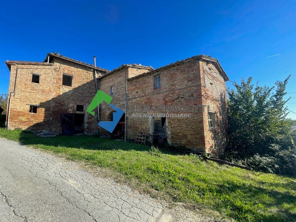 Casale in pietra da ristrutturare alle porte di Siena