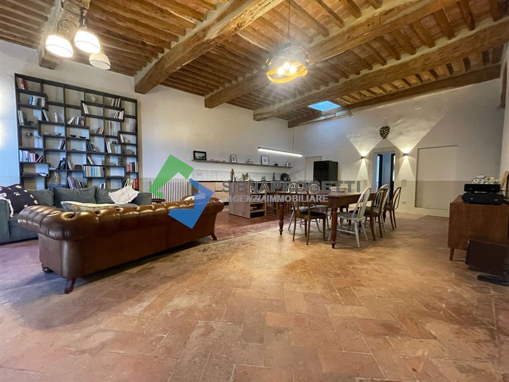 Incanto Storico e Design Contemporaneo nel Cuore di Colle Alta, Toscana.